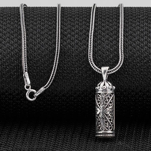 Mona Roza Kolye, Zincir, Künye