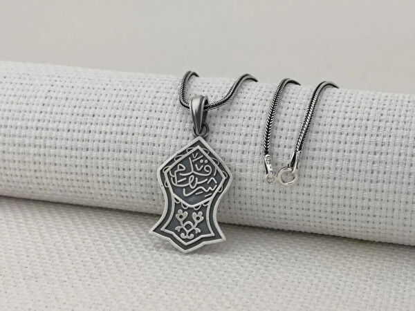 Mona Roza Kolye, Zincir, Künye