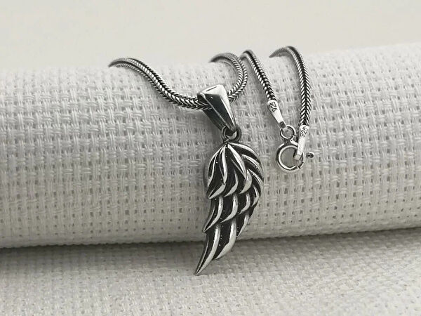 Mona Roza Kolye, Zincir, Künye