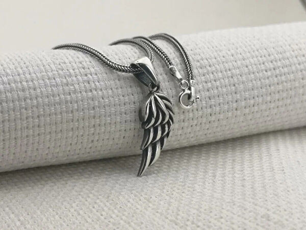 Mona Roza Kolye, Zincir, Künye