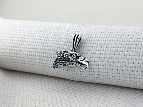 Mona Roza Kolye, Zincir, Künye