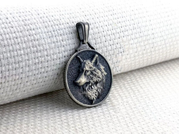 Mona Roza Kolye, Zincir, Künye