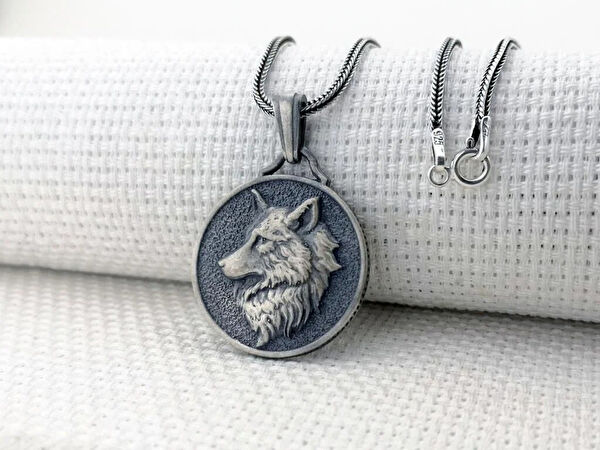 Mona Roza Kolye, Zincir, Künye