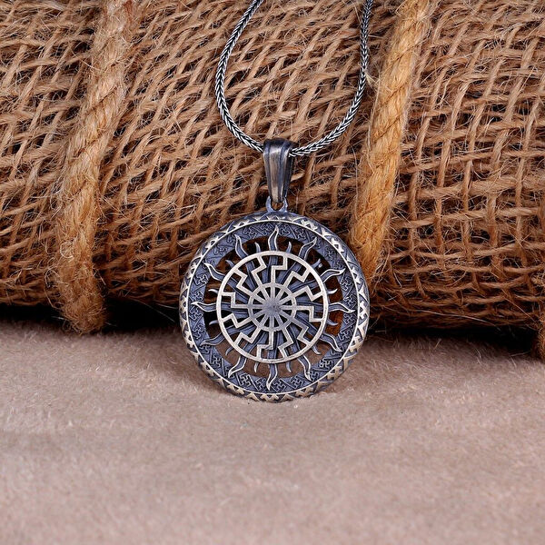 Mona Roza Kolye, Zincir, Künye