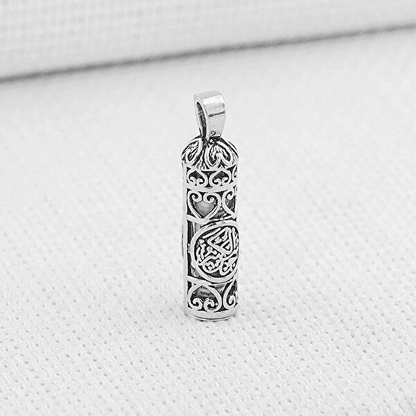 Mona Roza Kolye, Zincir, Künye