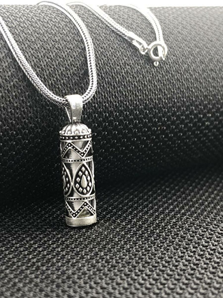 Mona Roza Kolye, Zincir, Künye