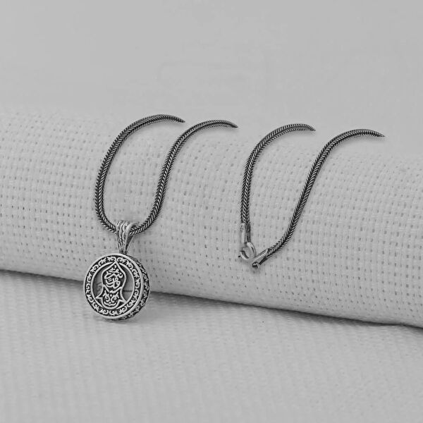 Mona Roza Kolye, Zincir, Künye