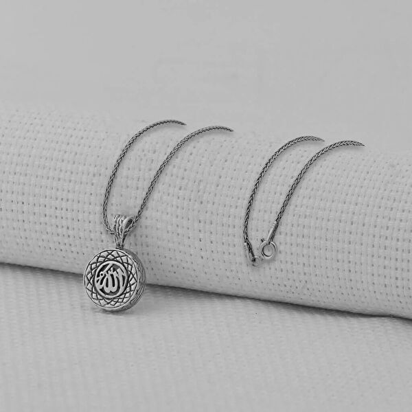 Mona Roza Kolye, Zincir, Künye