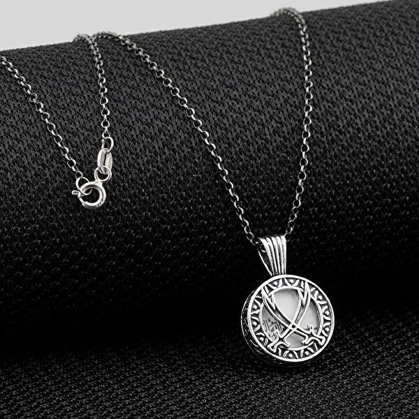 Mona Roza Kolye, Zincir, Künye