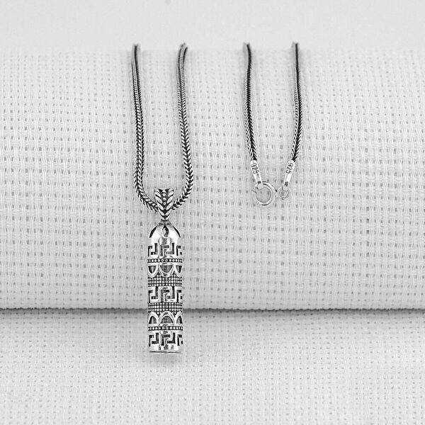 Mona Roza Kolye, Zincir, Künye