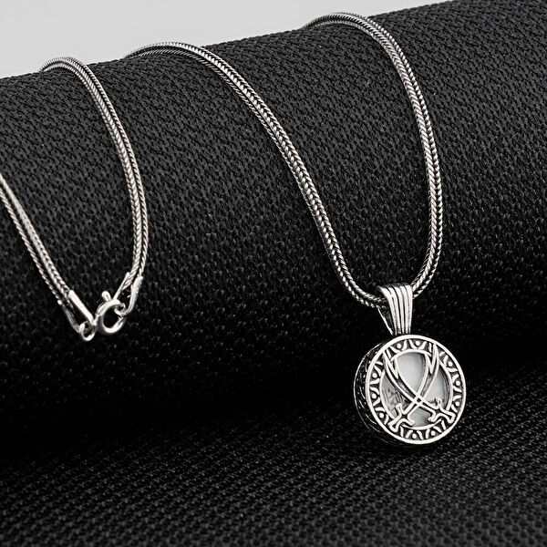 Mona Roza Kolye, Zincir, Künye