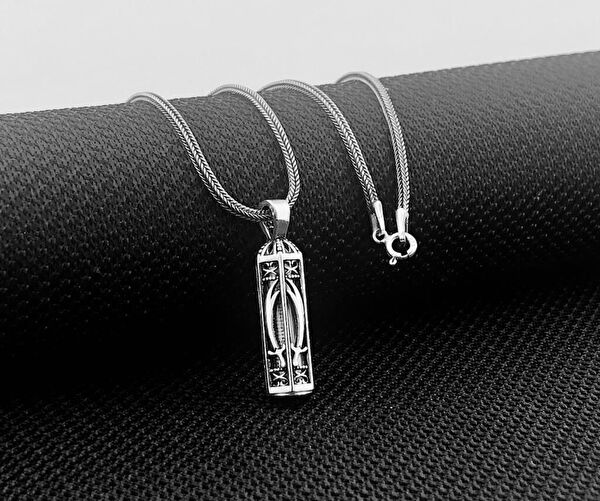 Mona Roza Kolye, Zincir, Künye