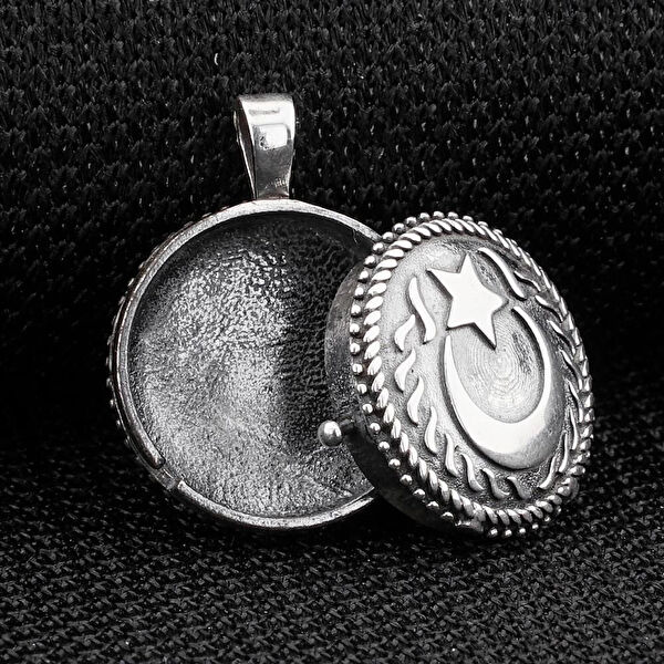 Mona Roza Kolye, Zincir, Künye