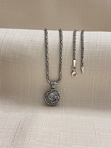 Mona Roza Kolye, Zincir, Künye