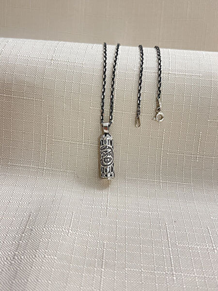 Mona Roza Kolye, Zincir, Künye