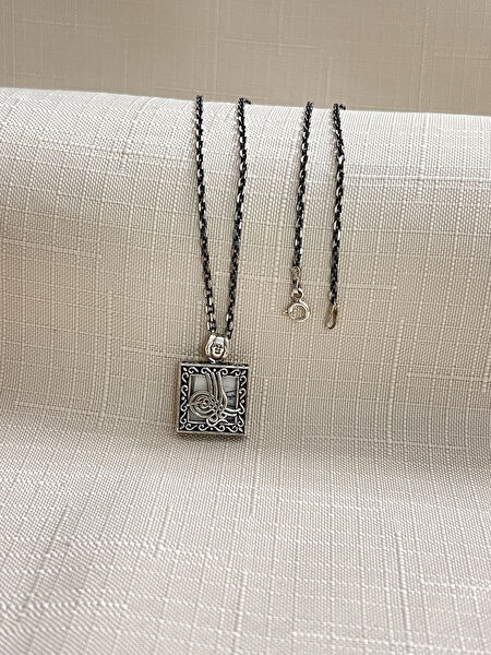 Mona Roza Kolye, Zincir, Künye