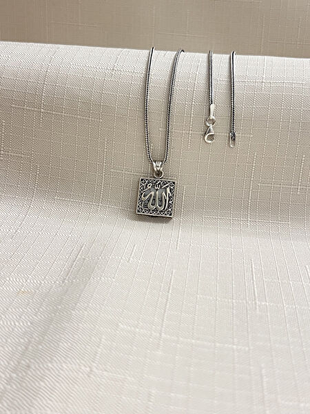 Mona Roza Kolye, Zincir, Künye