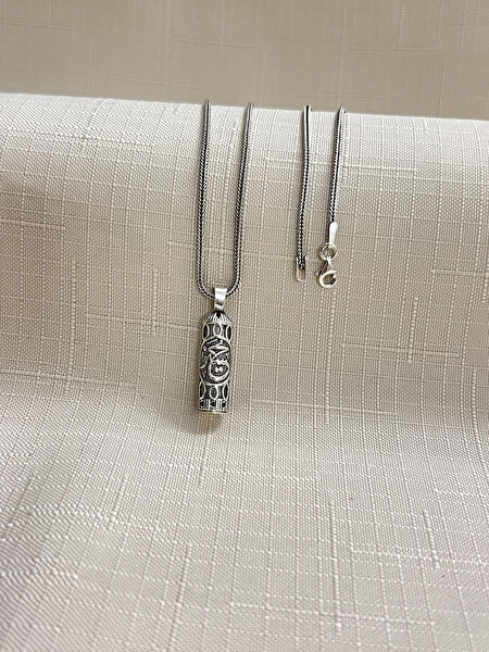 Mona Roza Kolye, Zincir, Künye