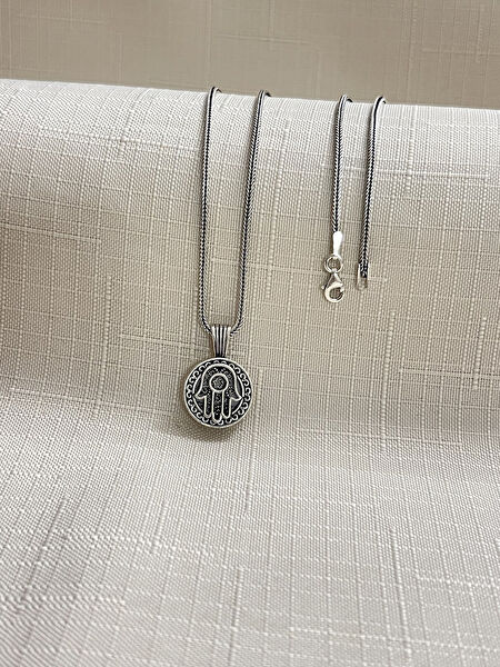 Mona Roza Kolye, Zincir, Künye