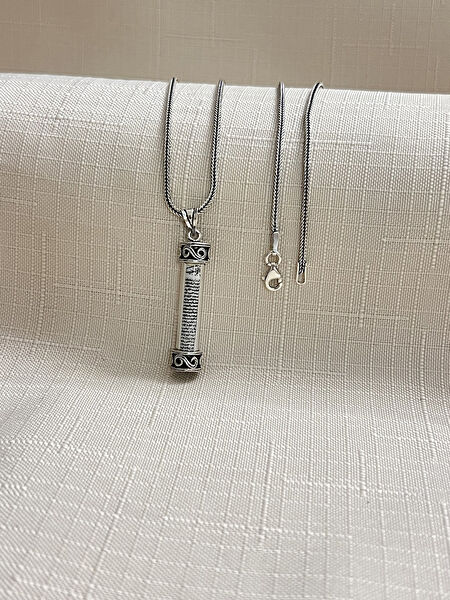 Mona Roza Kolye, Zincir, Künye