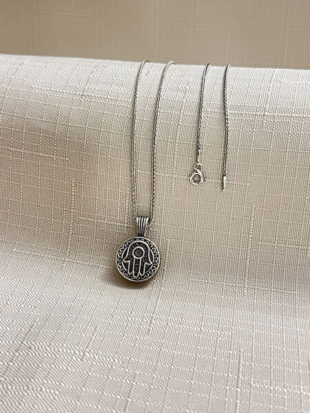 Mona Roza Kolye, Zincir, Künye