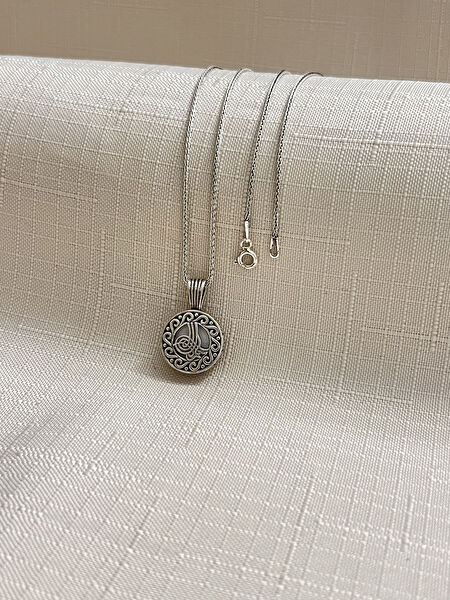 Mona Roza Kolye, Zincir, Künye