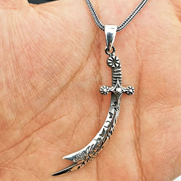 Mona Roza Kolye, Zincir, Künye