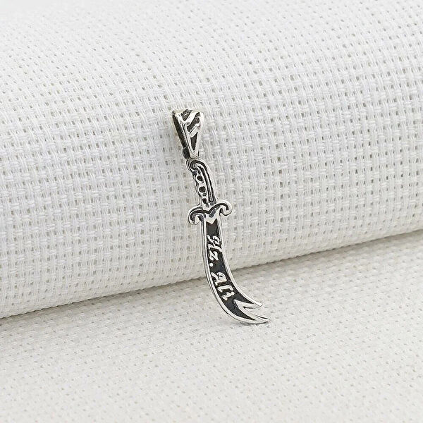 Mona Roza Kolye, Zincir, Künye