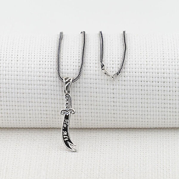 Mona Roza Kolye, Zincir, Künye