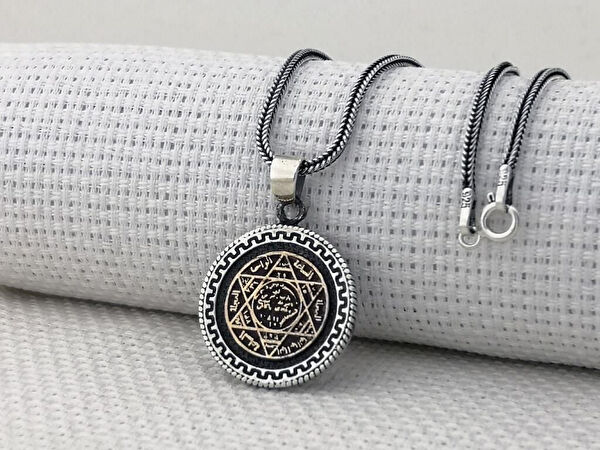 Mona Roza Kolye, Zincir, Künye