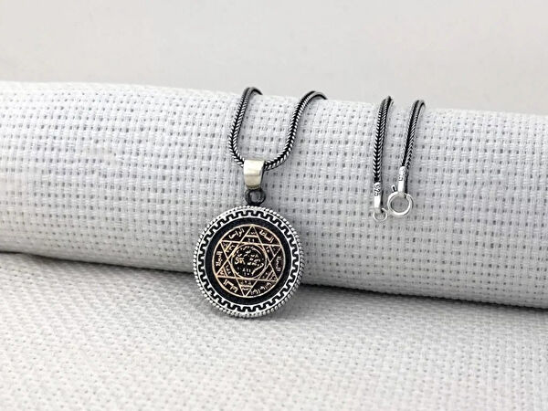 Mona Roza Kolye, Zincir, Künye