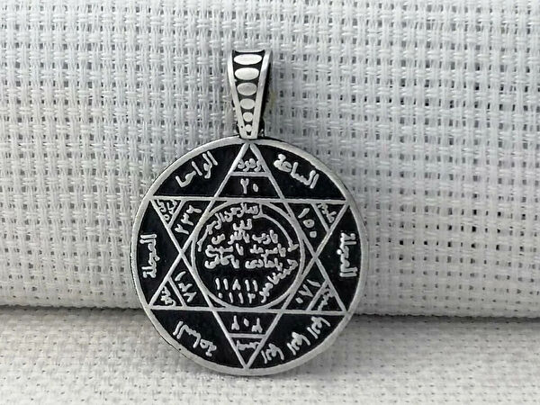 Mona Roza Kolye, Zincir, Künye