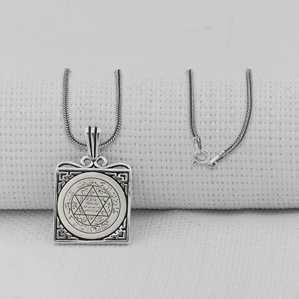 Mona Roza Kolye, Zincir, Künye