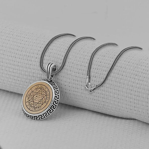 Mona Roza Kolye, Zincir, Künye