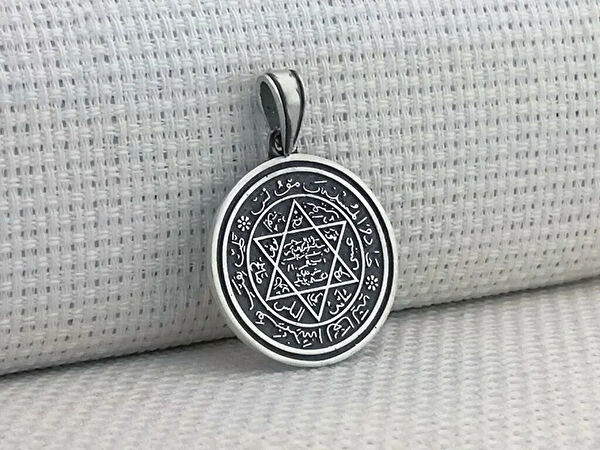 Mona Roza Kolye, Zincir, Künye