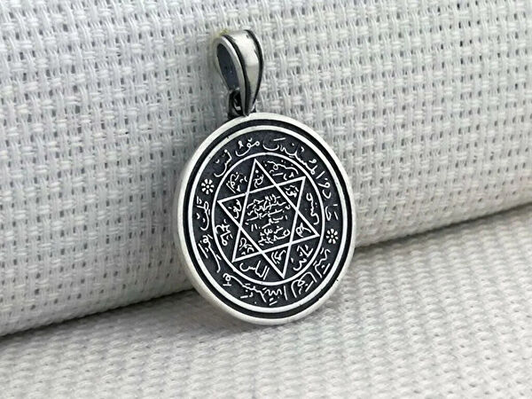 Mona Roza Kolye, Zincir, Künye