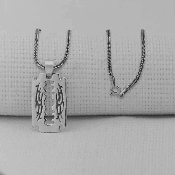 Mona Roza Kolye, Zincir, Künye