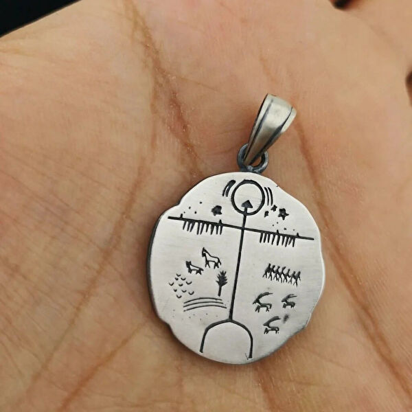 Mona Roza Kolye, Zincir, Künye