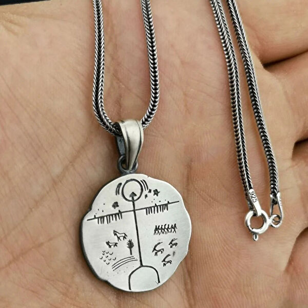 Mona Roza Kolye, Zincir, Künye