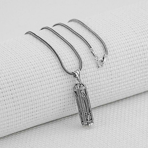 Mona Roza Kolye, Zincir, Künye