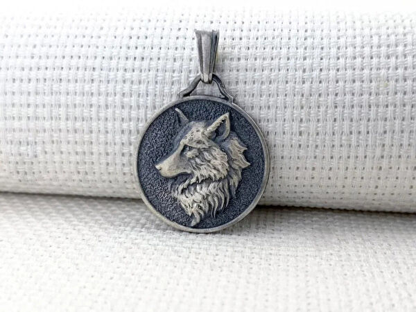 Mona Roza Kolye, Zincir, Künye