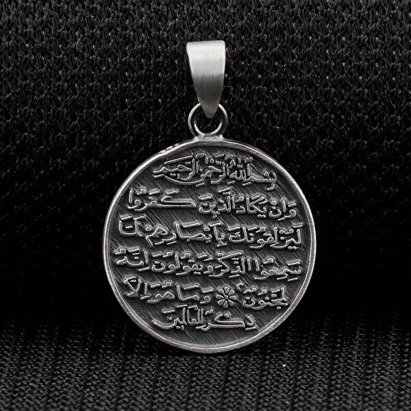 Mona Roza Kolye, Zincir, Künye