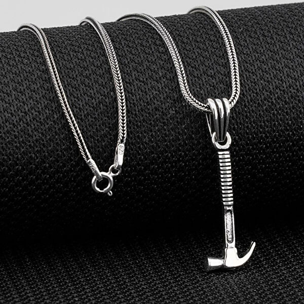 Mona Roza Kolye, Zincir, Künye