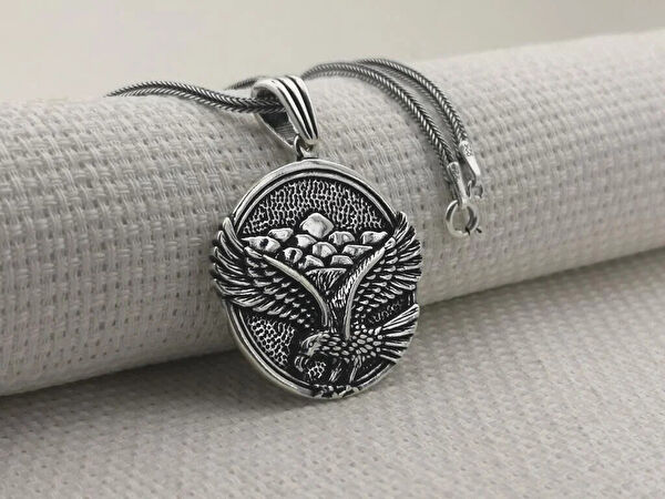 Mona Roza Kolye, Zincir, Künye