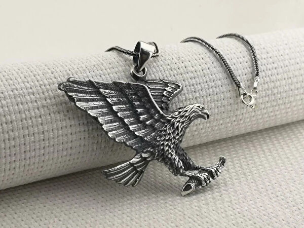 Mona Roza Kolye, Zincir, Künye