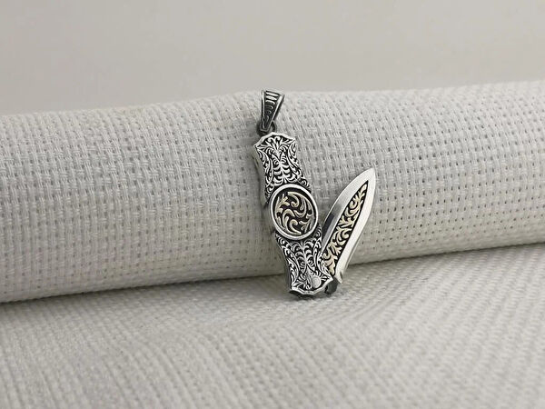 Mona Roza Kolye, Zincir, Künye