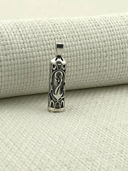 Mona Roza Kolye, Zincir, Künye