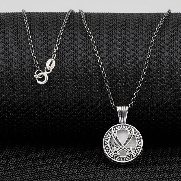 Mona Roza Kolye, Zincir, Künye