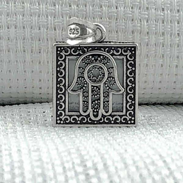 Mona Roza Kolye, Zincir, Künye