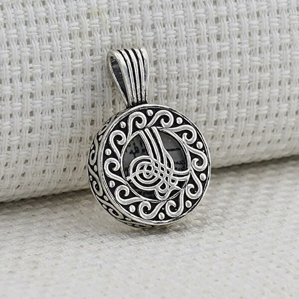 Mona Roza Kolye, Zincir, Künye